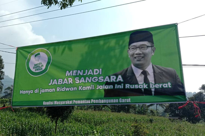 Spanduk protes ke Ridwan Kamil muncul di Jalan Leles, Kabupaten Garut, Jawa Barat.