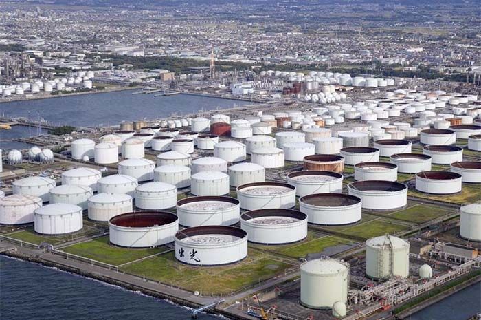 Pemandangan udara menunjukkan pabrik minyak Idemitsu Kosan Co. di Ichihara, sebelah timur Tokyo, Jepang pada tanggal 12 November 2021, dalam foto yang diambil oleh Kyodo. Foto diambil pada 12 November 2021.