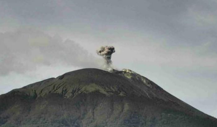 Gunung Ili Lewotolok saat erupsi.