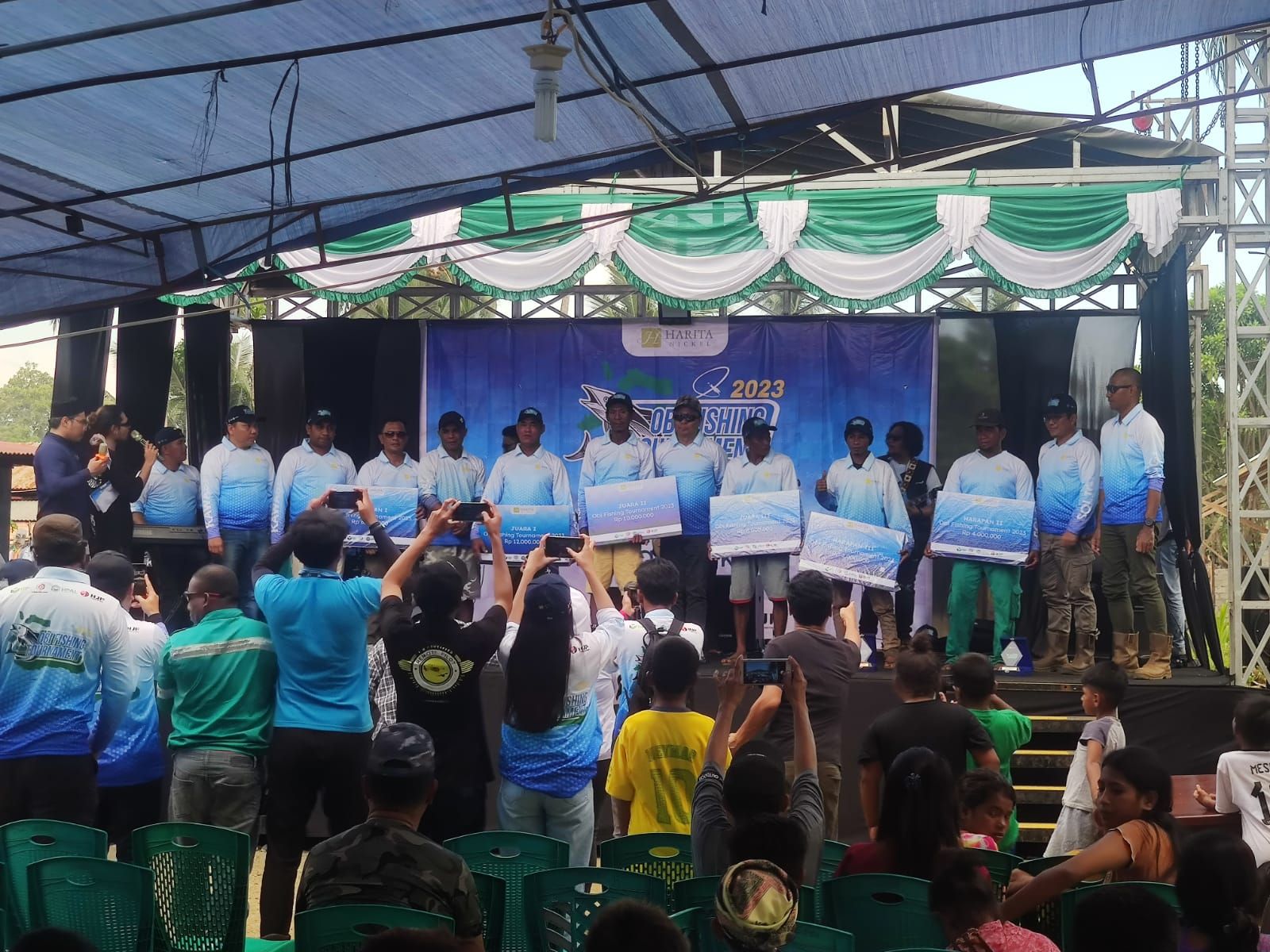 penyerahan hadiah juara fishing tournament Harita Nikel