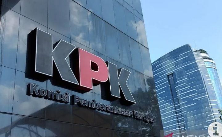KPK mengimbau mantan pejabat Ditjen Pajak Rafael Alun Trisambodo hadapi proses hukum.