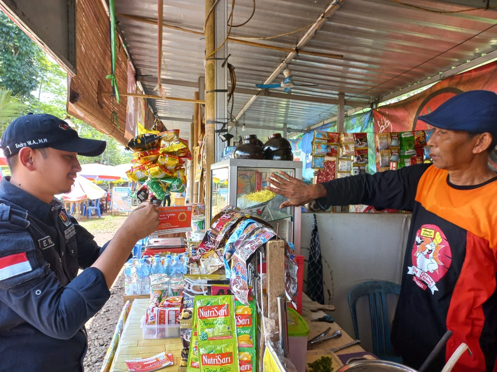 Pedagang Agro Eduwisata Saekong Wanadadi saat Ditemui Anggota Bawaslu Banjarnegara 