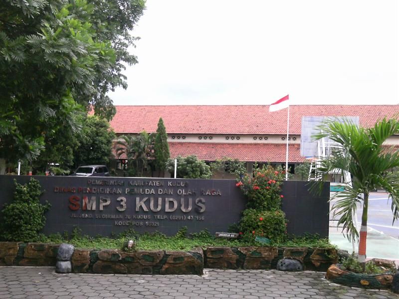 SMP 3 Kudus masuk dalam daftar SMP terbaik di Kabupaten Kudus berdasarkan nilai rerata UN Kemdikbud 2019.