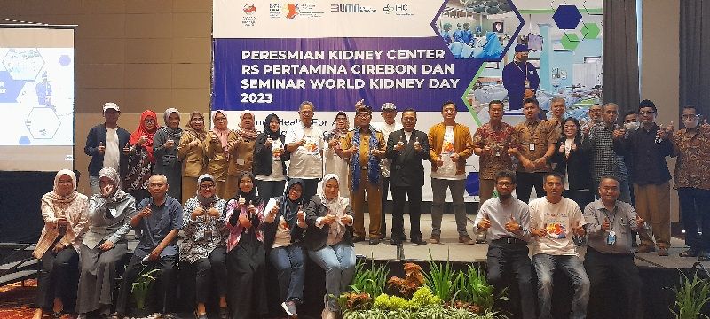 BUPATI Cirebon, H.Imron Rosyadi berdoto bersama peserta seminar  dalam peresmian Kidney Center, atau pusat layanan kesehatan Ginjal