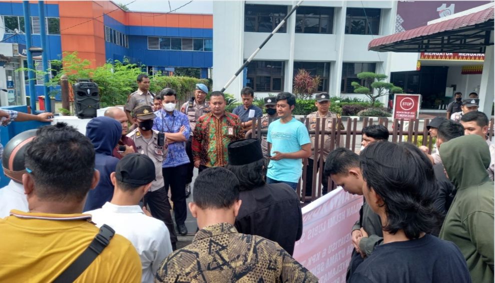 Pergerakan Mahasiswa Anti Korupsi (Permak) meminta Otoritas Jasa Keuangan (OJK) Perwakilan Sumut  saat melakukan demo 