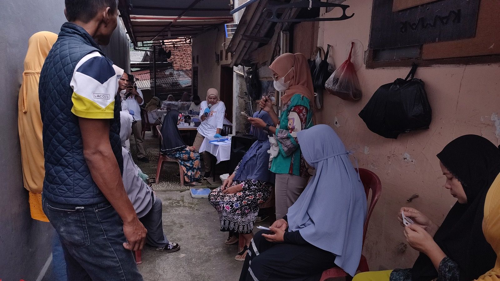 Ketua PIRA Kota Bekasi Dr. Ir. Hj. Athea Sarastiani, MM masuk ke gang warga dgelar pengobatan gratis