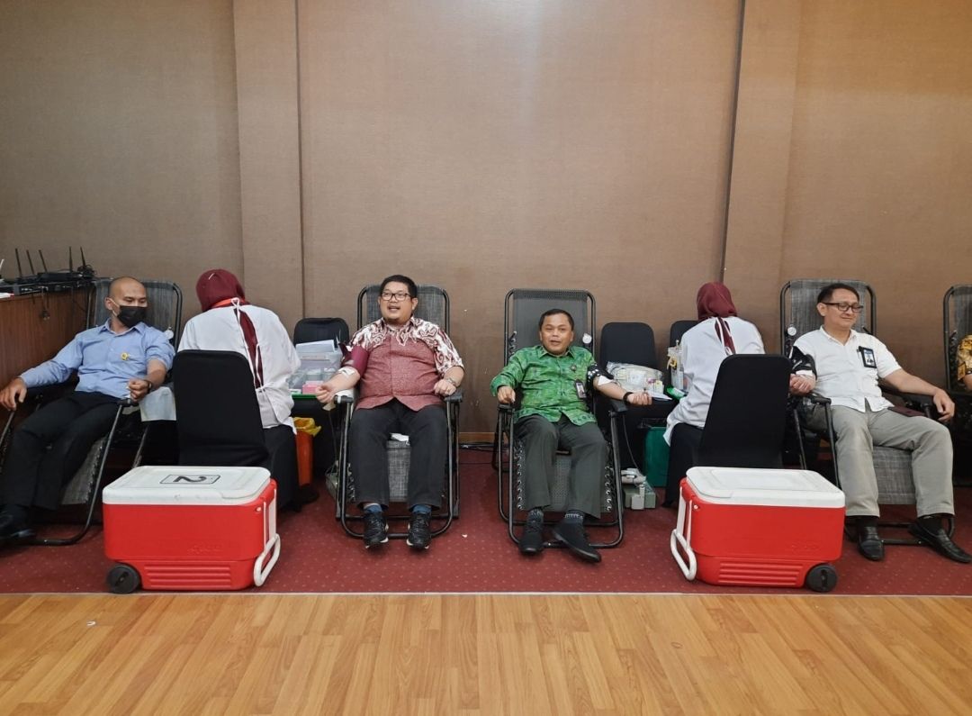 Ketua Ngabaraya BMPD Jawa Barat, Erwin Gunawan Hutapea (ketiga kiri) bersama insan perbankan lainnya mengikuti donor darah di Gedung Bank Mandiri Surapati, pada Senin 20 Maret 2023. 