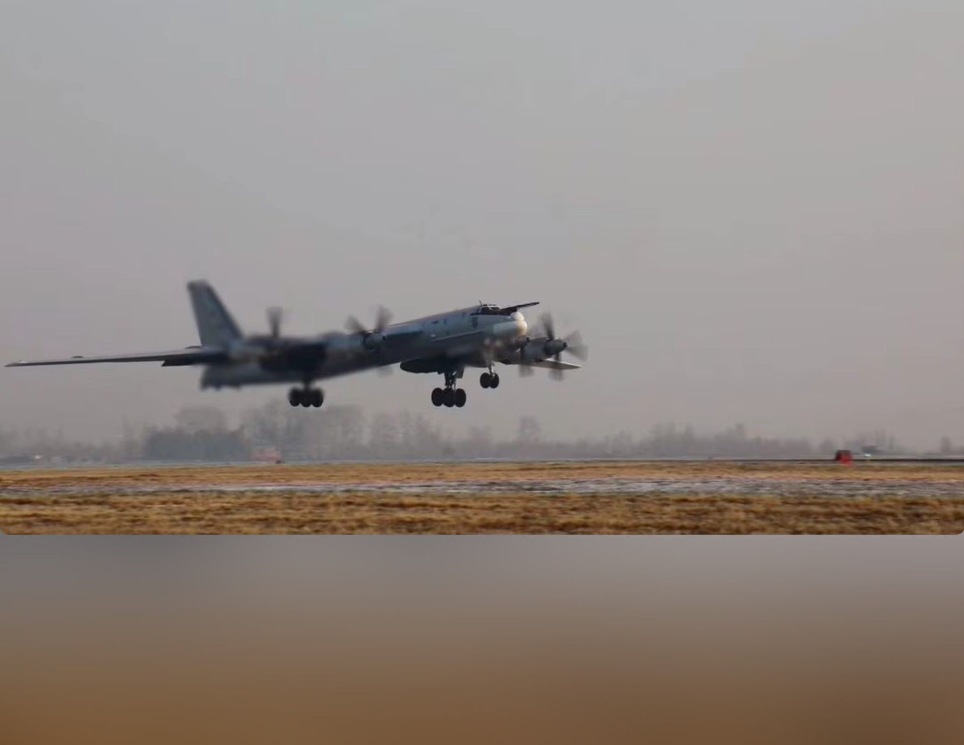 Salah satu pembom strategis Tu-95MS Rusia lepas landas di lokasi rahasia untuk melakukan penerbangan di atas perairan netral Laut Jepang, gambar diambil dari video yang dirilis 21 Maret 2023. Kementerian Pertahanan Rusia/Handout via REUTERS