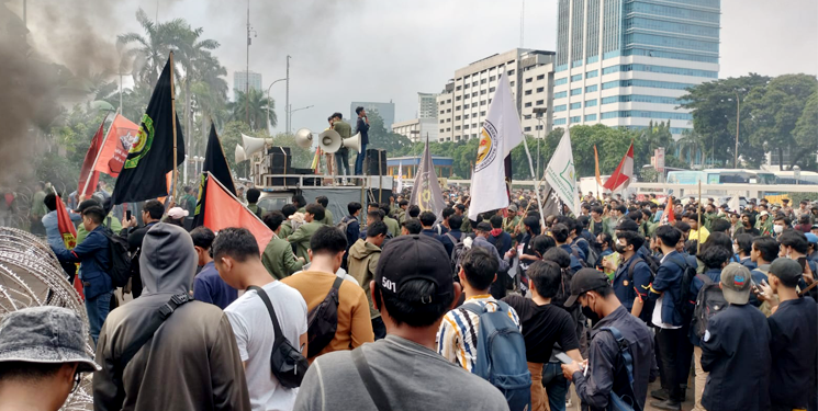 Suasana Unjuk Rasa di Depan Gedung DPRD