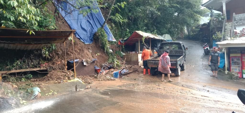 Dua orang korban tanah longsor di Megamendung berhasil di evakuasi 