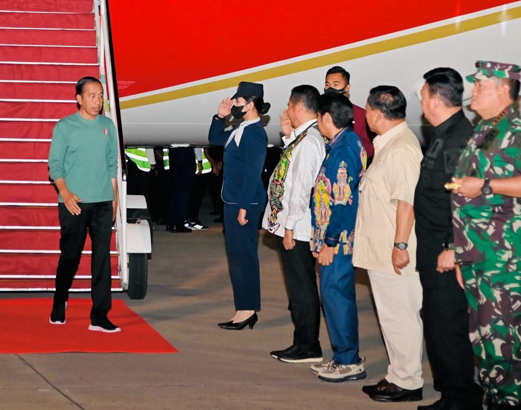 Presiden Joko Widodo tiba di Bandar Udara Sentani, Kabupaten Jayapura, Provinsi Papua dalam rangka kunjungan kerja pada Senin, 20 Maret 2023, sekitar pukul 19.45 WIT.