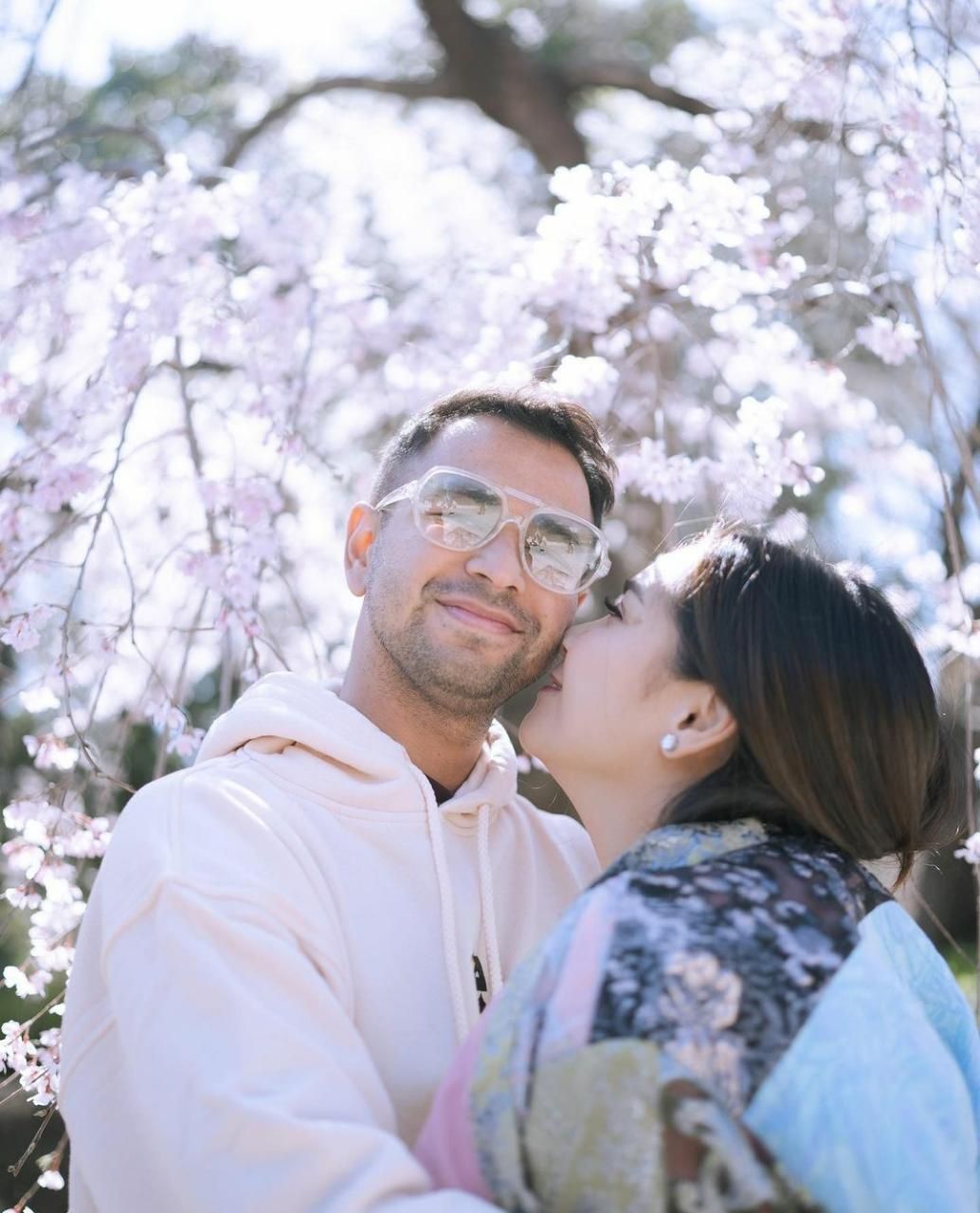 Kemesraan Raffi Ahmad dan Nagita Slavina di Jepang