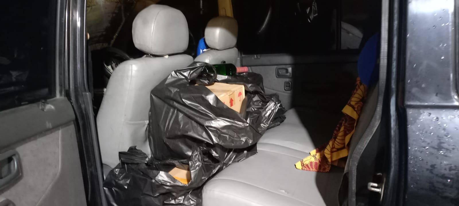 Puluhan botol miras yang diangkut oleh minibus ditemukan oleh Ormas Islam