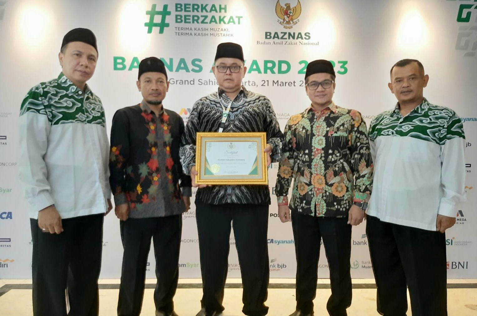 Ketua Baznas Kabupaten Sumedang H. Ayi Subhan Hafas, sedang menunjukan penghargaan yang telah diterimanya pada Baznas Award 2023, di Jakarta, Selasa, 21 Maret 2023.