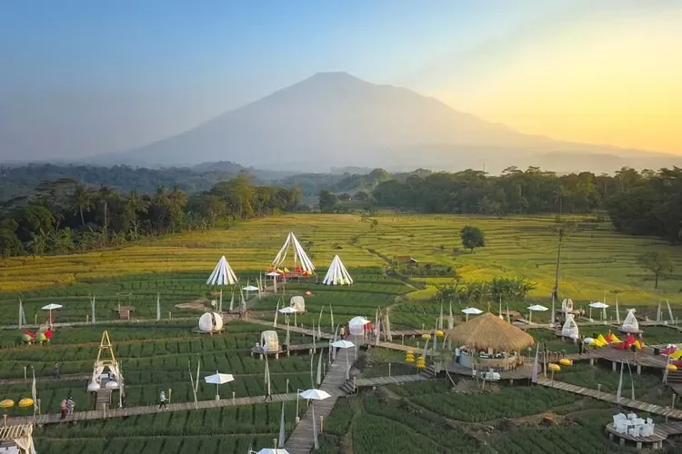 Ilustrasi 3 tempat wisata hits di Cirebon yang menawarkan panorama indah dan memukau, cocok buat tempat healing