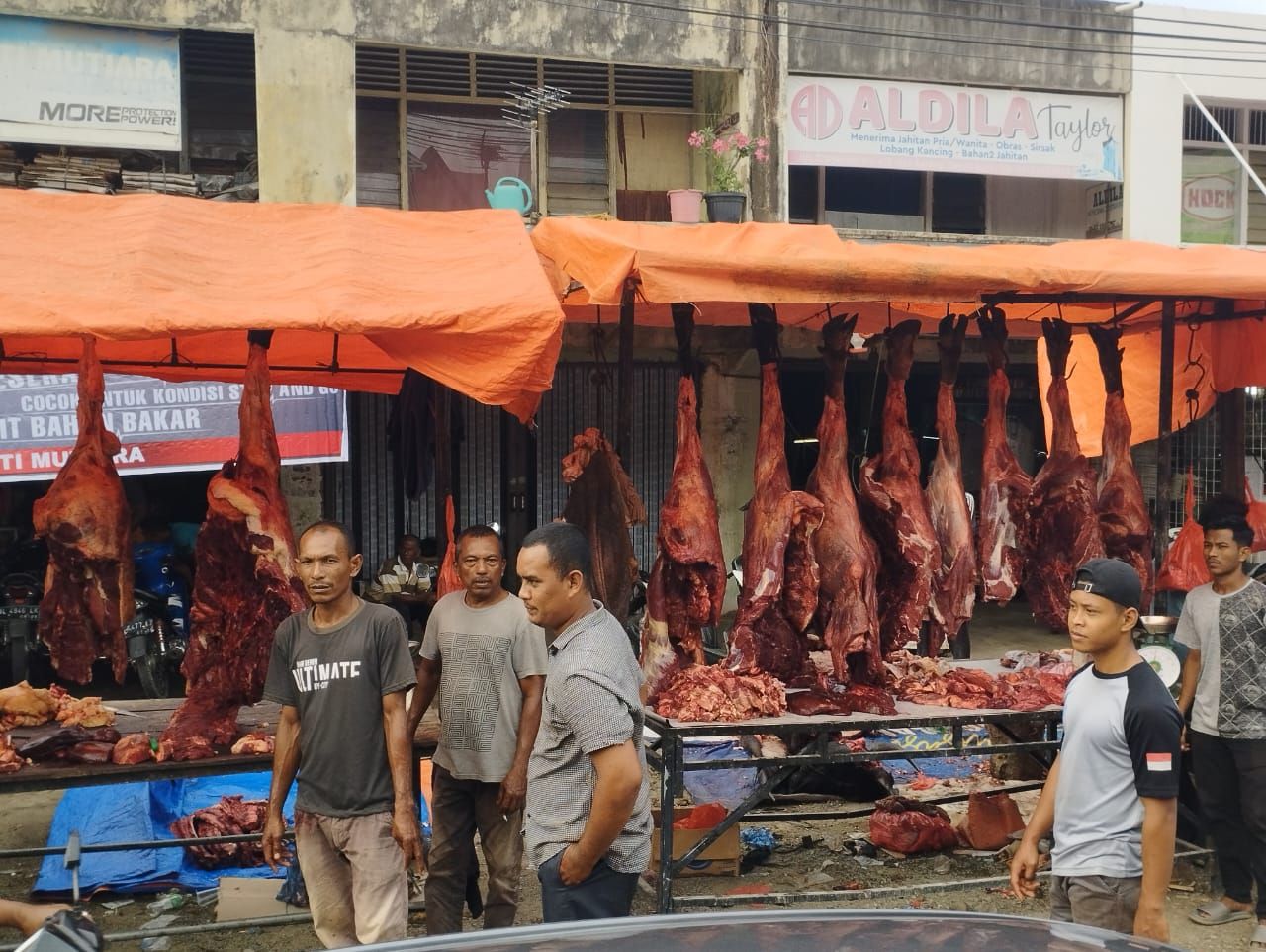 Suasana pasar daging di hari Meugang di Banda Aceh, Selasa, 21 Maret 2023