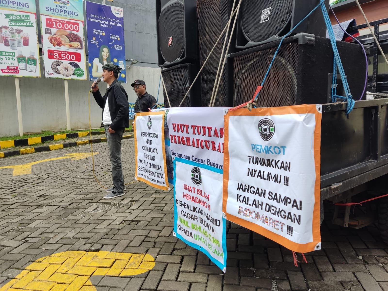 TIM Pembela Hukum Masjid Bangunan Cagar Budaya kembali melakukan aksi damai di salah satu gerai toko swalayan ternama di Jalan Cihampelas, Kota Bandung, Selasa 21 Maret 2023