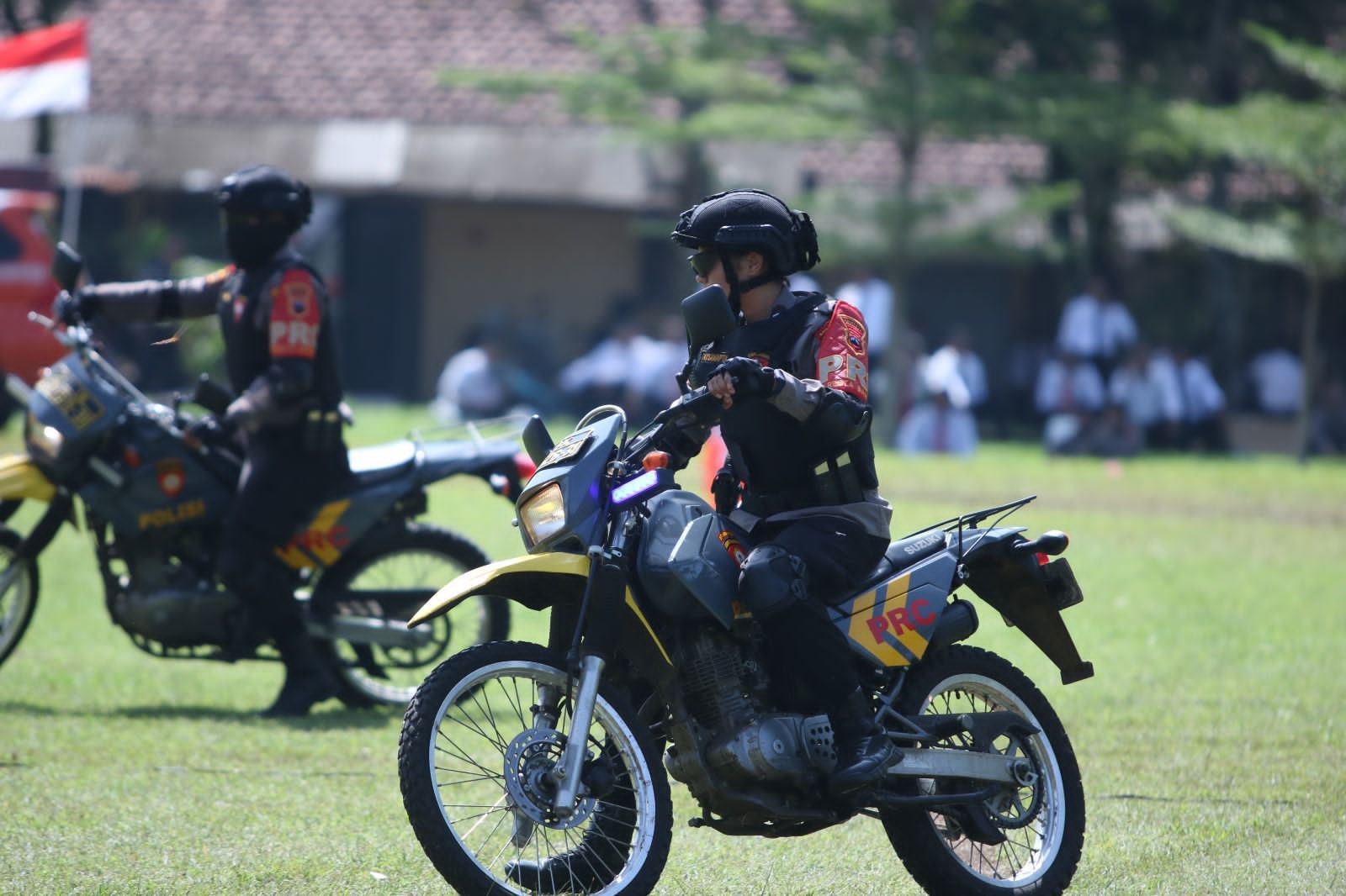Polwan cantik dari Polresta Banyumas memperagakan atraksi kemahiran dan freestyle dalam mengendarai motor trail.