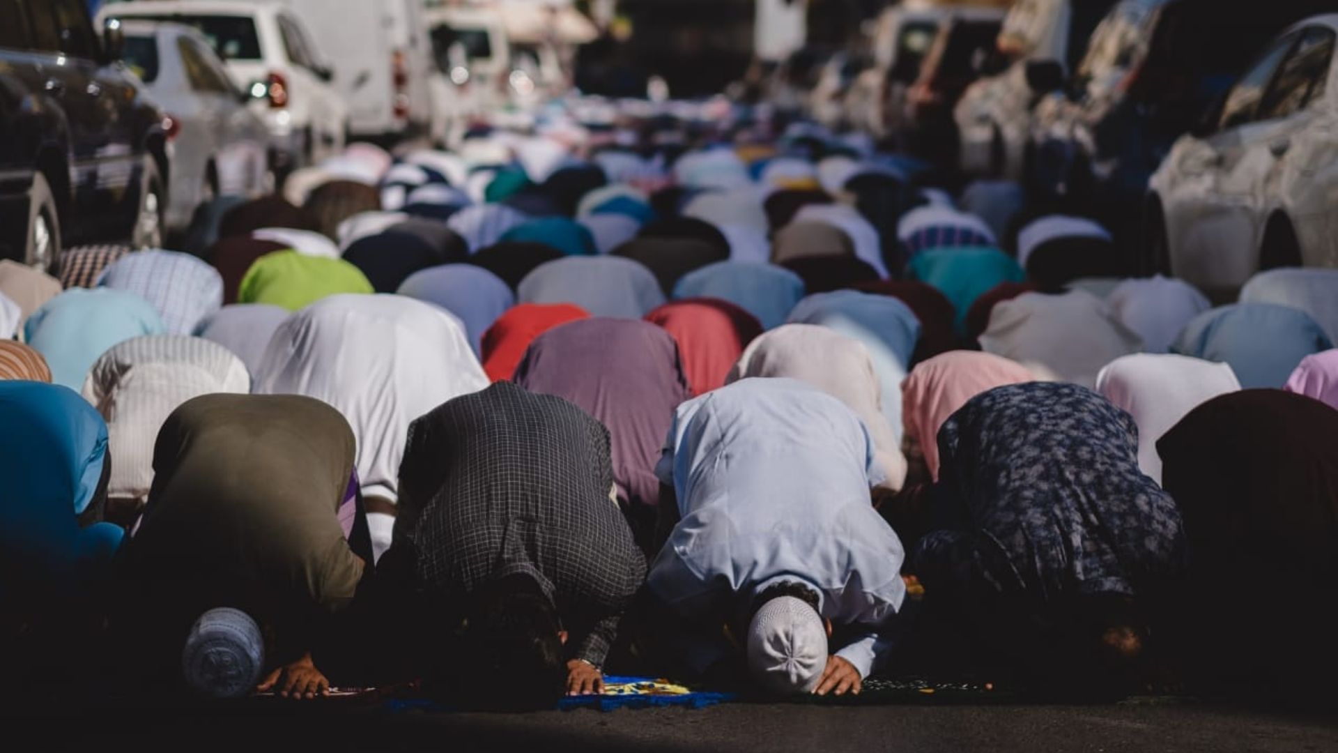  Keutamaan dan manfaat sholat Tarawih mulai dari malam ke-1 atau pertama hingga malam ke-30 alias terakhir, salah satunya dosa diampuni oleh Allah SWT. / Unsplash @Levi Meir Clancy
