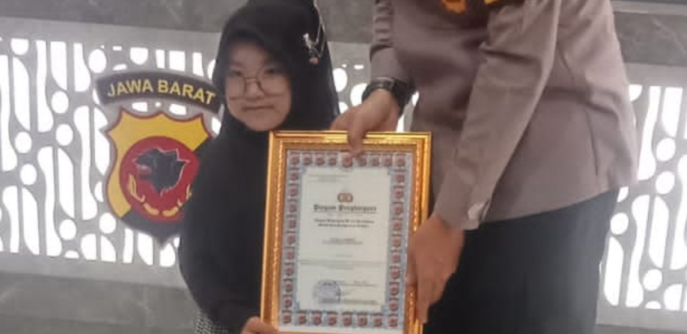 Syifa Indri Da'i Bhabinkamtibmas Cilik saat menerima penghargaan dari Kapolres Karawang