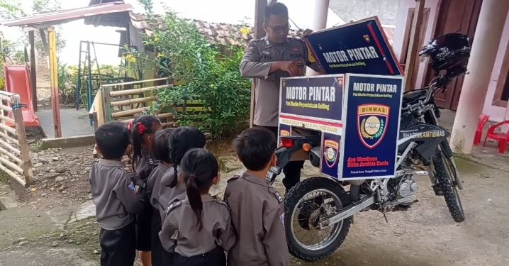Bhabinkamtibmas Polsek Kaur Tengah Bripka Arif Fadhila melakukan inovasi dengan memodifikasi sepeda motornya menjadi perpustakaan keliling yang dapat datang langsung ke sekolah-sekolah./Foto: polres Kaur)