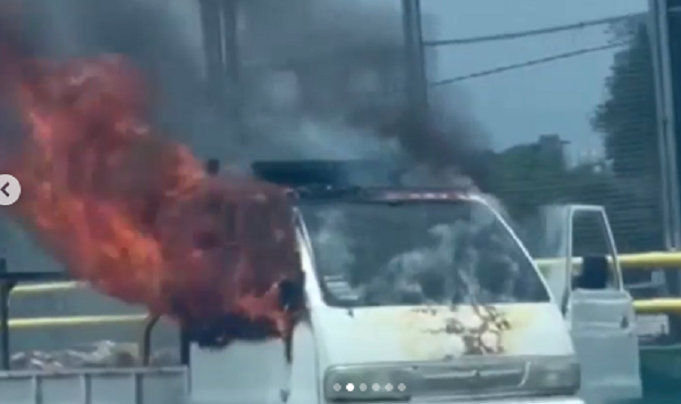 Mobil pick up terbakar di Bogor, Selasa 21 Maret 2023.
