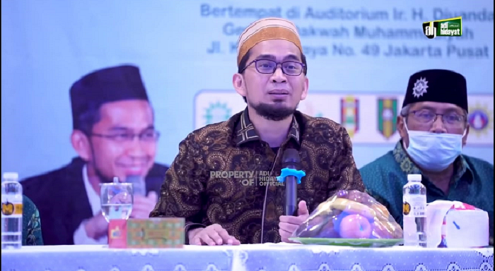 Ustad Adi  Hidayat (tengah) saat menjelaskan amalan  pokok di bulan Ramadhan.