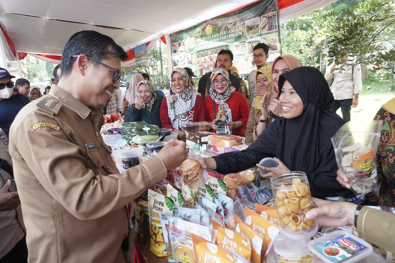 Wakil Bupati Subang Agus Masykur Rosyadi, hadir dalam Bazar jelang Bulan Ramadan, yang digelar DPW Dinas Pertanian Subang.