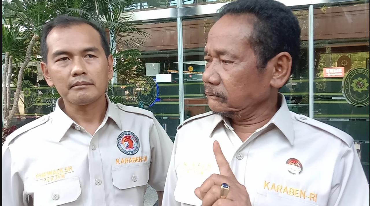 Sekjen Karaben RI (kiri) Purwadi dan Ketua Umum Karaben RI, H. Aseh Abdullah (kanan) di Pengadilan Negeri Jakarta Pusat, Selasa, 21 Maret 2023