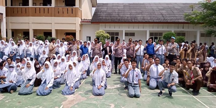 Kegiatan Police Goes To School diadakan Polsek Serang Baru di SMAN 1 Serang Baru.