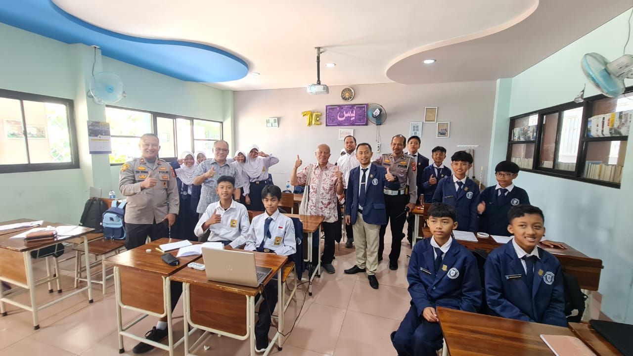 Senin, 20 Maret 2023, bertempat di aula SMP PCI, melalui kerjasama dengan Fakultas Kedokteran Universitas Padjadjaran diselenggarakan kegiatan pelatihan dengan tema "Edukasi Remaja Sehat Berprestasi Tanpa Anemia Dengan Tujuh Pencegahan Bagi Para Siswa".
