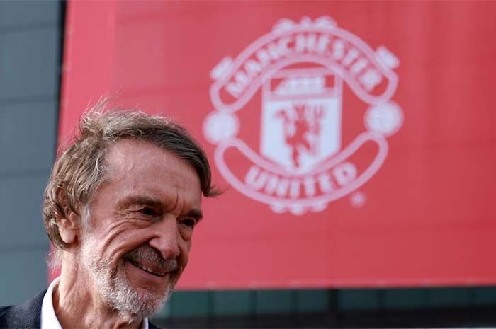 Ketua Ineos Jim Ratcliffe berfoto di Old Trafford di Manchester, Inggris, 17 Maret 2023.