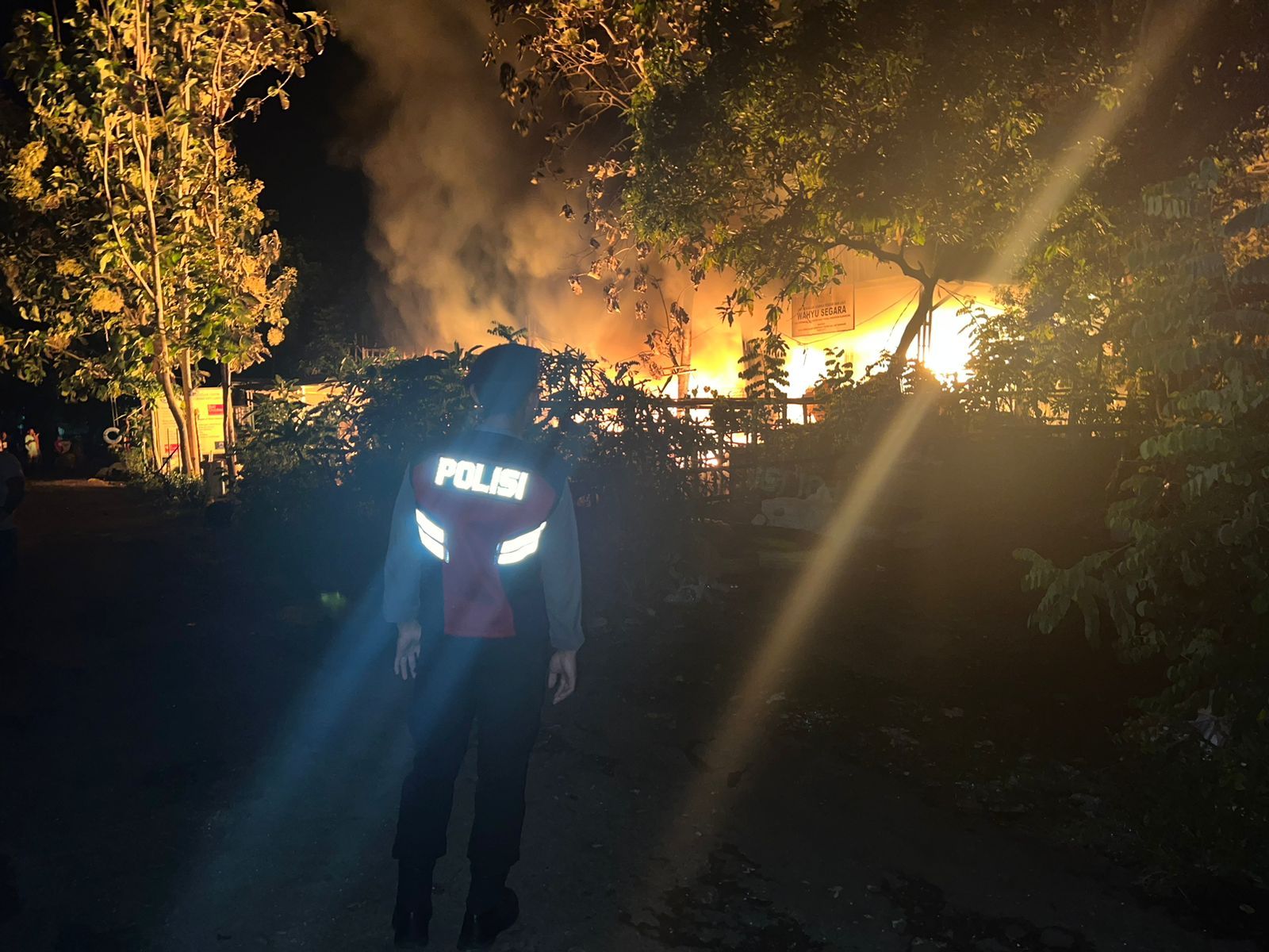Kebakaran terjadi di TPS Lembongan Recycle Wahyu Segara, Desa Lembongan, Nusa Penida, Klungkung. Simak informasi lengkapnya