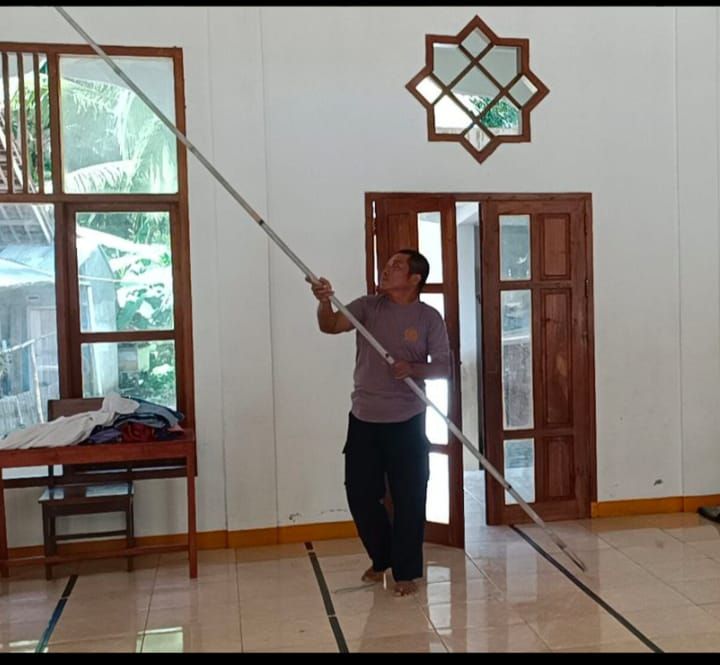 Petugas Polsek Cimerak Pangandaran membersihkan masjid.*/kabar-priangan.com/Istimewa 
