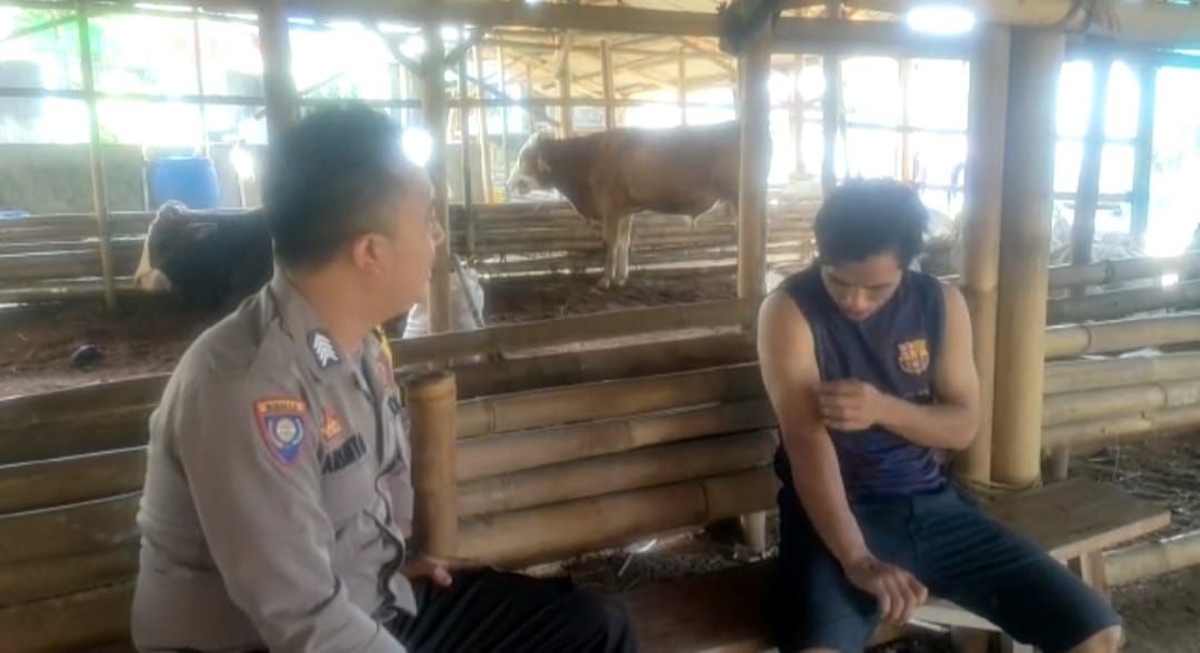 Anggota Polsek Kebon Pedes Lakukan pemantauan seiring harga daging sapi merangkak naik