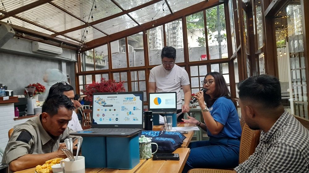 Corporate Communications DANA Indonesia, Fransisca Widyasari, menjelaskan terkait program SisBerdaya saat dialog di Rumaputi Coffee and Eatery, Kota Jambi, Senin, 20 Maret 2023.