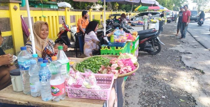 Para penjual bunga musiman di area pemakaman TPU Cieunteung Kota Tasikmalaya. Mereka mengaku, menjelang Ramadhan 2023 omset penjualan bunga mencapai jutaan rupiah.*