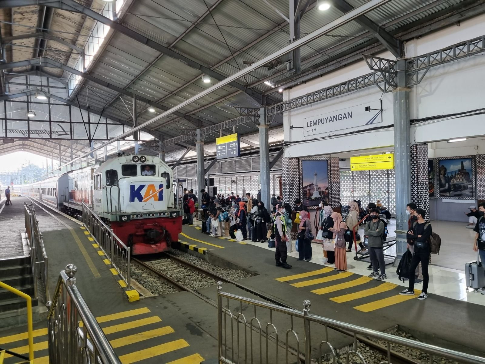Suasana penumpang di Stasiun KAI Lempuyangan, Yogyakarta. Inilah ketersediaan tiket KAI dari Daop 6 Yogyakarta untuk musim Lebaran 2023.