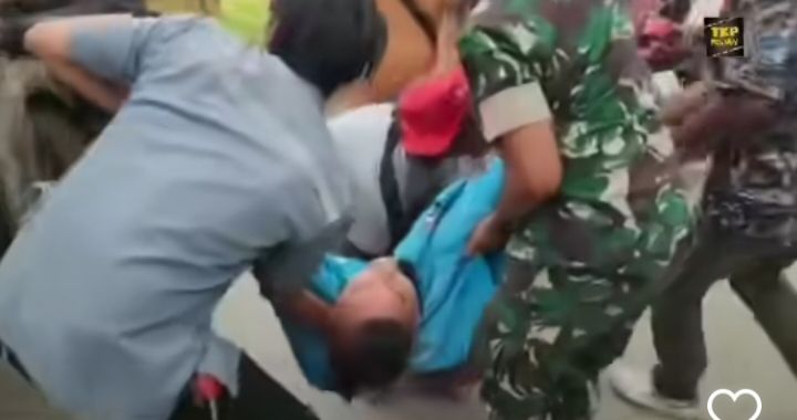 Korban tengah diangkat untuk dibawa ke rumah duka. Rekan rekan Ojol berharap agar  Pemprovsu melalui Eddy Rahmayadi segeraemperbaiki jalan Meega Wati di Binjai. (tangkapan layar dari tkp-medan) 
