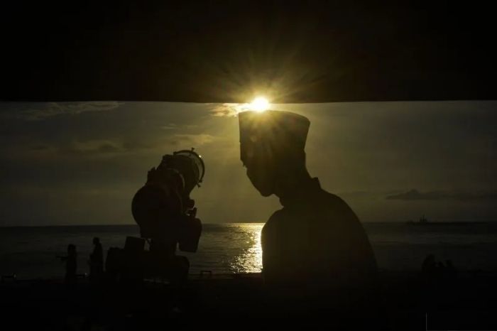 Petugas Rukyat amati posisi hilal untuk menentukan 1 Ramadhan 1444 H di Pos Pengamatan Taman Wisata Pantai Loang Baloq, Mataram, NTB pada Rabu (22/3/2023). Hillal terlihat pada pukul 18.45 WITA pada ketinggian 7,48 derajat.