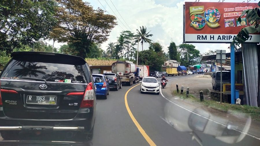 Menjelang mulai Ramadhan 1444H/2023, jalur Tasikmalaya-Bandung kemacetan  menjelang Pasar Lewo, Malangbong, Garut,Rabu 22 Maret 2023