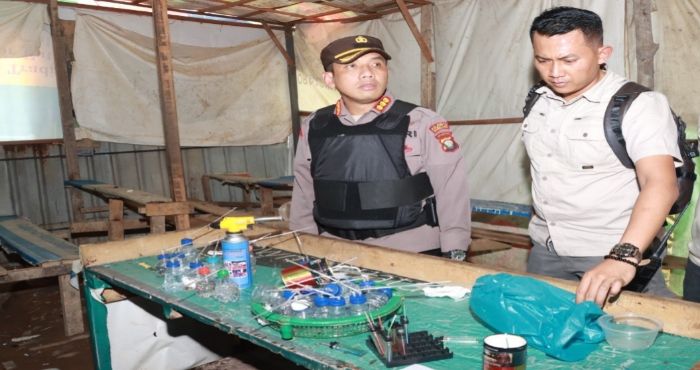 Kapolresta Barelang Kombes Nugroho Tri Nuryanto temukan alat hisap sabu berserakan di Kampung Aceh Batam