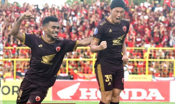 Yakob Sayuri dan Kenzo Nambu, dua pemain PSM yang lagi onfire. (IG/PSM Makassar)