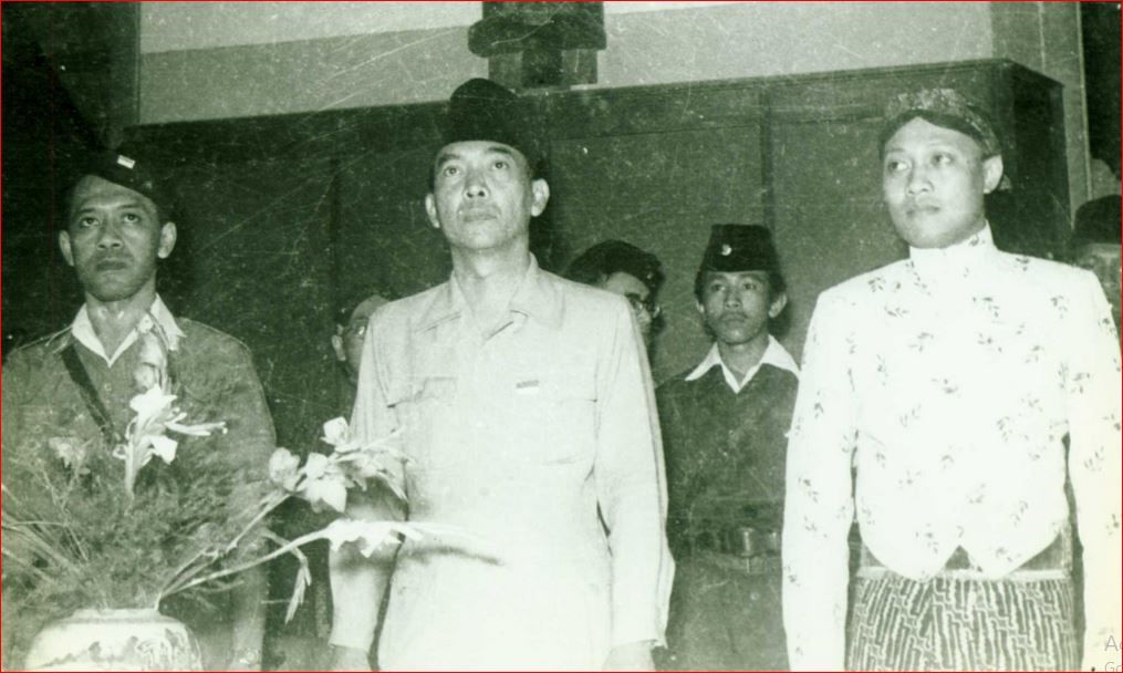  Sri Paduka Paku Alam VIII (kanan) bersama Presiden Soekarno (tengah) dan Sultan Hamengku Buwono IX di masa revolusi fisik 1945-1949.