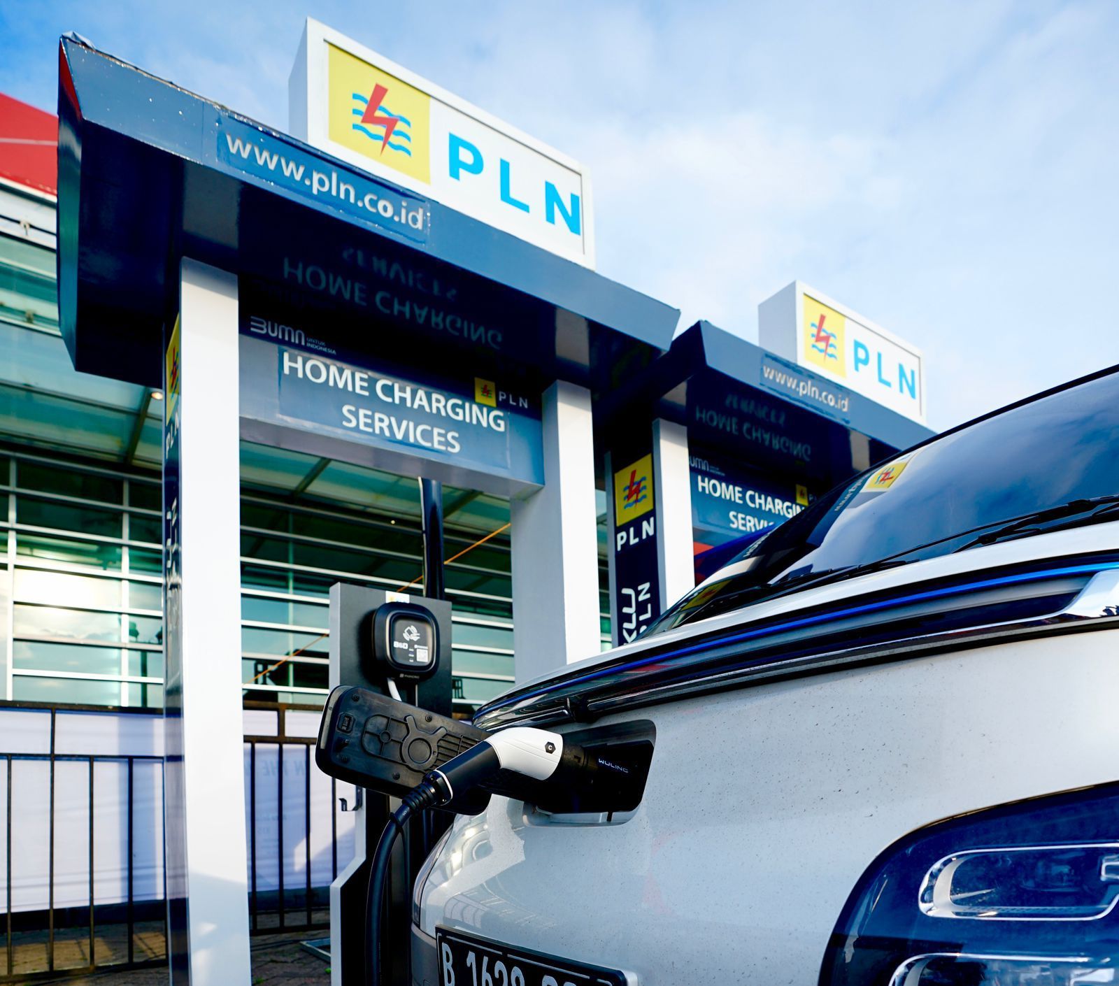 Pengisian daya listrik kendaraan listrik di Hone Charging Service PLN