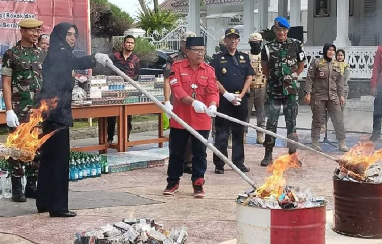 Proses pemusnahan rokok ilegal tanpa cukai oleh Bea Cukai Jabar dan Forkopimda Cianjur, Selasa 21 Maret 2023.