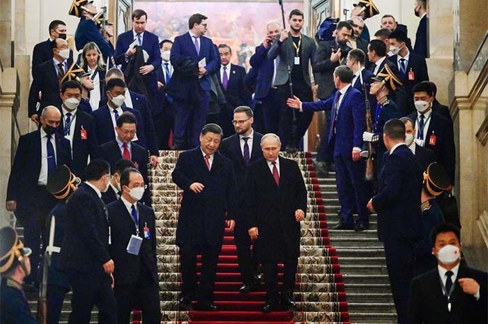 Presiden Rusia Vladimir Putin dan Presiden Cina Xi Jinping pergi setelah resepsi untuk menghormati kunjungan pemimpin Tiongkok ke Moskow, di Kremlin, Moskow, Rusia, 21 Maret 2023.