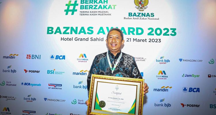 Wali Kota Bandung Yana Mulyana terima penghargaan dari Baznas di Jakarta, Selasa 21 Maret 2023