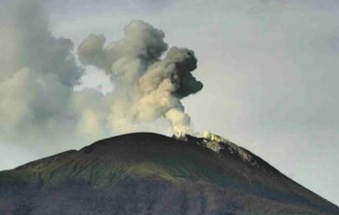 Gunung Api Ili Lewotolok mengalami erupsi sehari menjelang Ramadhan.