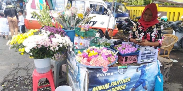 Penjual bunga di depan TPU Cieunteung Kota Tasikmalaya.*/kabar-priangan.com